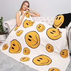 🌿 NEW! Smiley Face Luxe Throw Blanket, NWT
